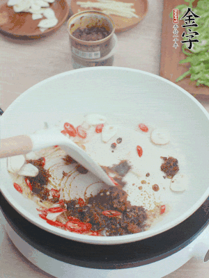 热锅凉油，姜蒜、辣椒、凯发k8国际首页火腿xo酱炒香。