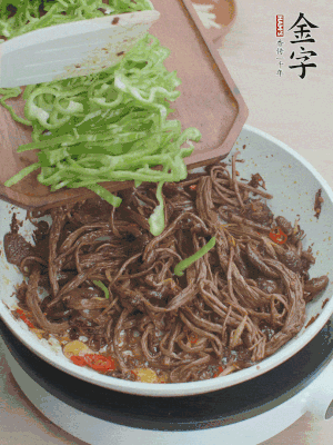 水分煸干，下青椒丝快炒1分钟。