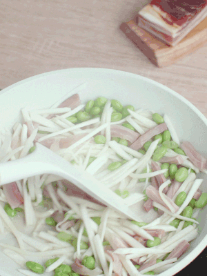 下茭白丝、青豆翻炒。