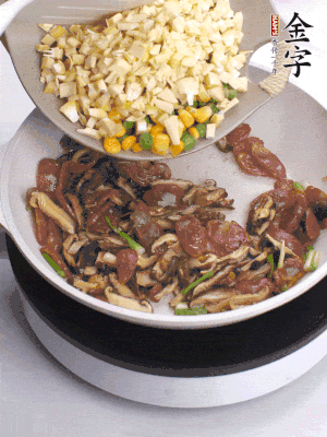 锅里热油，爆香葱白，下香肠片炒至微微出油，加时蔬粒、香菇粒、春笋粒翻炒均匀。