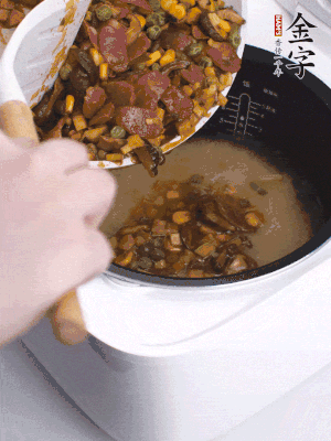 铺在洗好的大米上，加清水，与食材持平。
