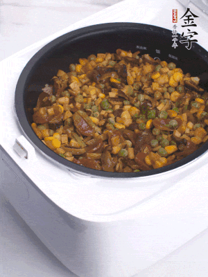 电饭煲按煮饭键，出锅撒葱花。