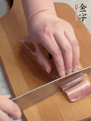 百合切去头尾，分开洗净;咸肉切薄片。