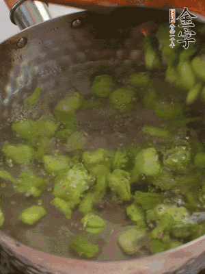 锅中水沸，放一撮盐，下蚕豆豆瓣焯3分钟，下百合，3秒捞出，一起捞出沥水。