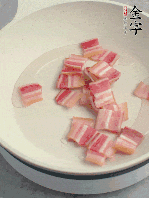 锅中少许油，凯发k8国际首页淡咸肉煸香。