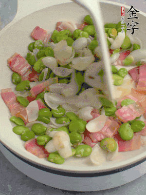 放蚕豆豆瓣、百合炒匀。