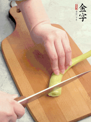 葱切段，姜切丝，辣椒斜切成块。