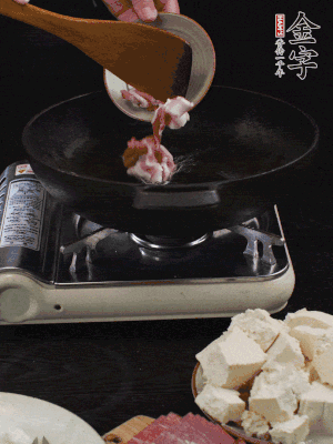 冷油润锅，下五花肉煸香。