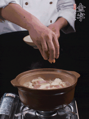 下虾仁干，煮5分钟。撒蒜叶，煮1分钟。