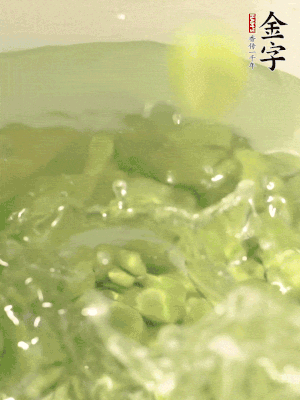 新鲜蚕豆热水焯水30秒，然后浸入凉水。