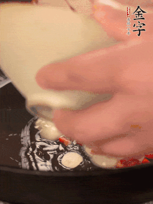 猪油润锅，下辣椒、大蒜、火腿片煸香。