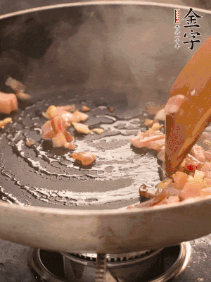 热油爆香大蒜粒，煸香咸肉丁，淋一勺黄酒调味。