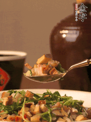 出锅前尝味，味淡加点盐。