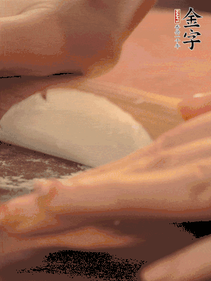 饺子皮边缘擀薄，整体擀成1.5倍大小。