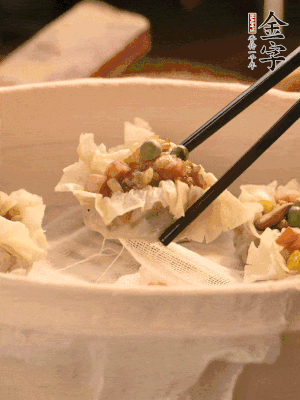 包好的烧卖放在蒸笼上，水开后蒸8分钟左右。