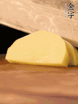 土豆去皮切丁。水开后，放入锅中煮2-3分钟，捞出沥干水分。
