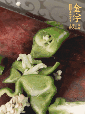 辣椒洗净斜切成段，蒜切片。