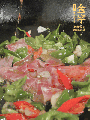 再下蒸炒火腿煸炒，加少许白糖提鲜。