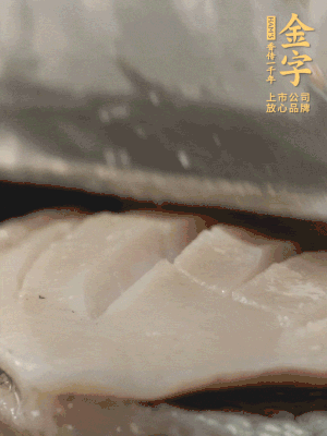 鲍鱼用勺子撬出来，去掉内脏和牙齿，加面粉、白醋、盐、啤酒抓一下，清水洗净，切花刀。