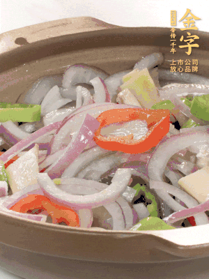 砂锅底铺上香菜，放上料头，再放上焯过水的鲍鱼壳。