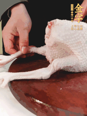 土鸡去掉脚趾、翅尖、鸡屁股，把鸡爪折到腹部，鸡头折到翅膀下面。