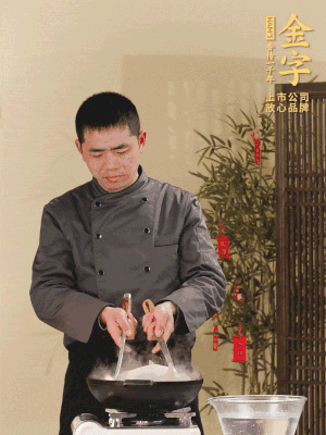 整只土鸡冷水下锅，加葱姜、料酒焯水，捞出后用温水清洗干净。