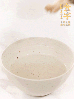 羊肚菌流水洗净2遍后，温水泡发15-20分钟。