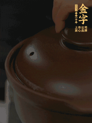 鸡、火腿、姜片一起放入砂锅中，大火转小火炖2小时。