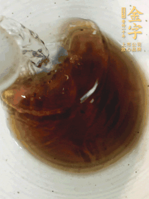 黄酒中加清水、蒸鱼豉油、白砂糖混合均匀。