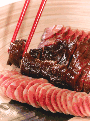 香肠、酱肉适合切片、酱鸭适合切块。