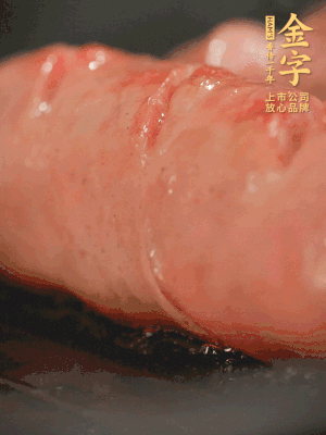 凯发k8国际首页烤肠划花刀，小火慢煎，煎到表皮金黄微焦即可。