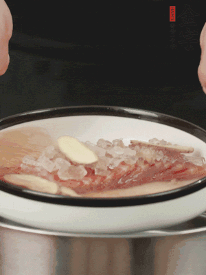 置于盘中，加冰糖100g、黄酒100g、水200g，上锅蒸20分钟。