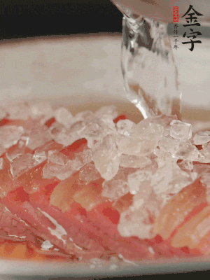 依旧放上冰糖100g、黄酒100g、水200g，锅中再蒸15分钟。
