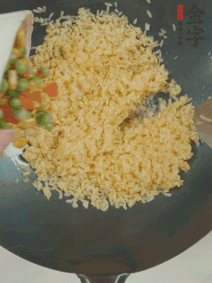 下豌豆粒、胡萝卜粒、玉米粒。（买现成冷冻的杂菜即可，非常方便）