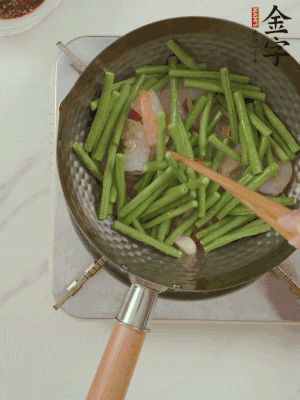 下掰好的缸豆段翻炒，略焖煮。