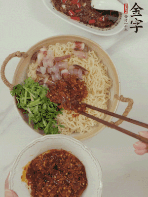 在面上铺鱿鱼、香菜、凯发k8国际首页火腿大师酱。