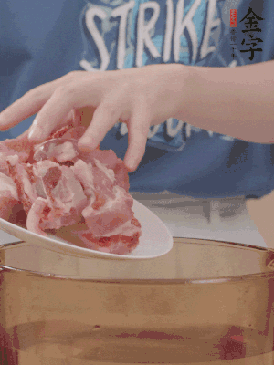 排骨剁小块，加姜片、料酒沸水下锅焯水。
