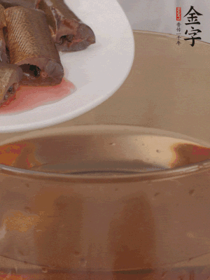 处理干净的黄鳝段，加姜片、料酒沸水下锅焯水。捞出用凉水冲洗干净。