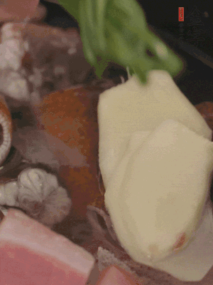 加姜片、葱结、料酒。