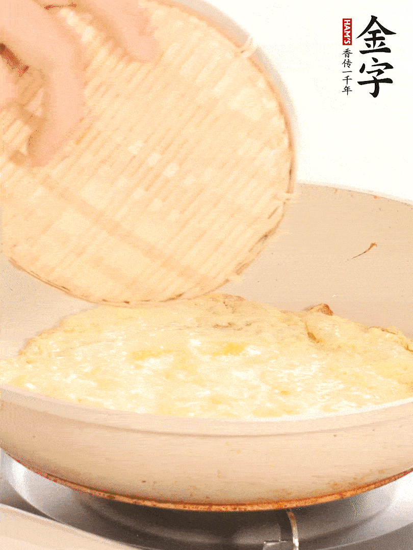 锅内放入少许油，油温4成热倒入一个鸡蛋煎熟
