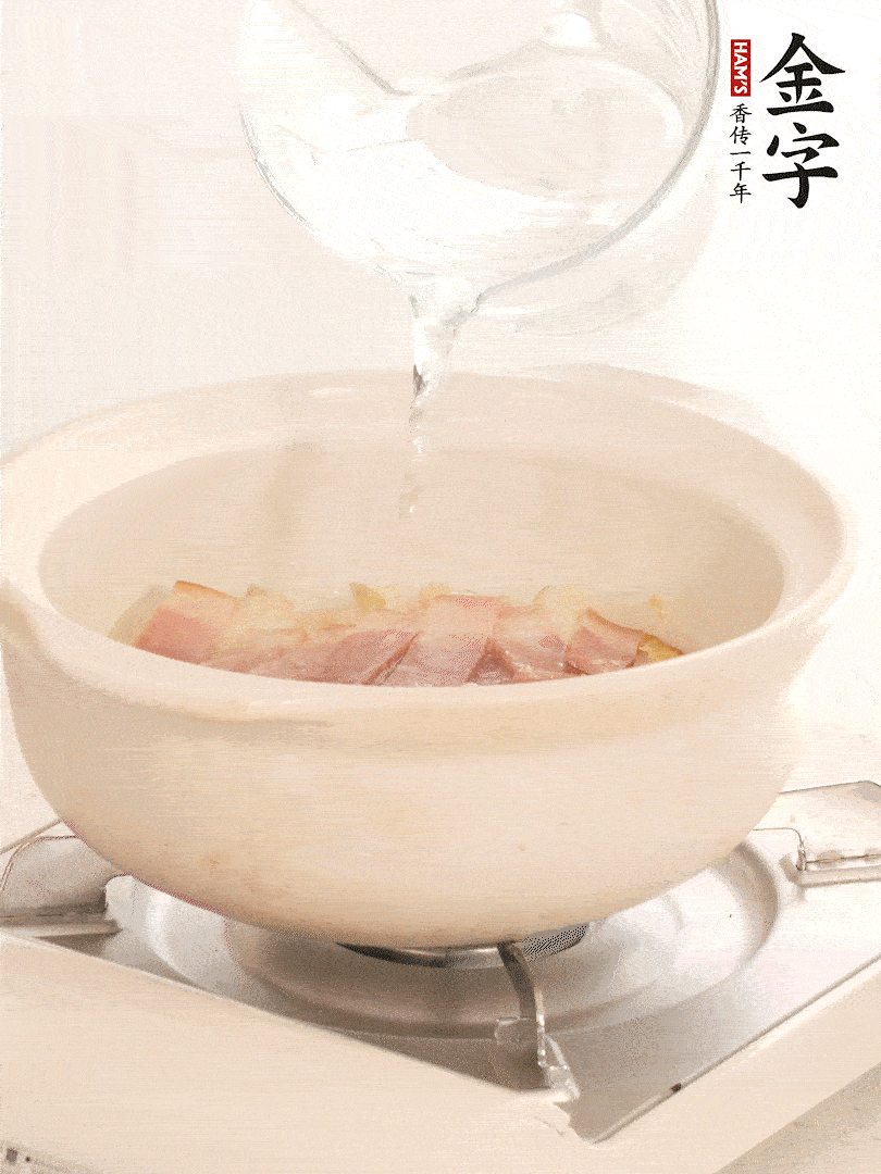 放入火腿片，加开水，再加入豆腐