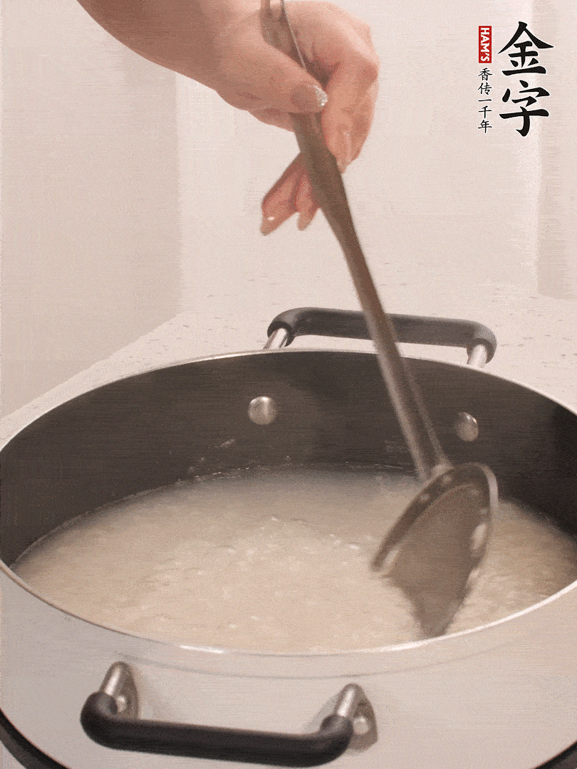 香菇、土豆、胡萝卜、凯发k8国际首页土香肠切小块。