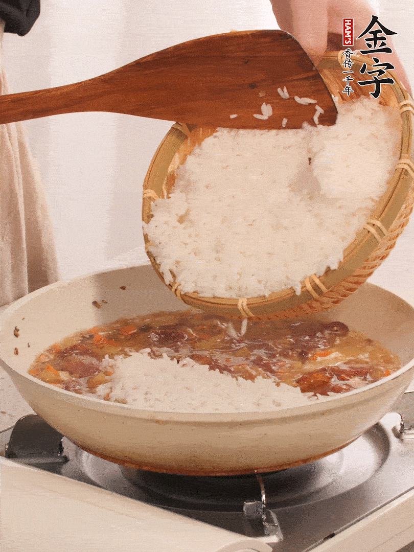热锅烧油，香肠煸出油，加姜片去腥，加土豆、胡萝卜、香菇翻炒到半熟，随后加豆角、2小勺盐、1大勺生抽，煸炒均匀。