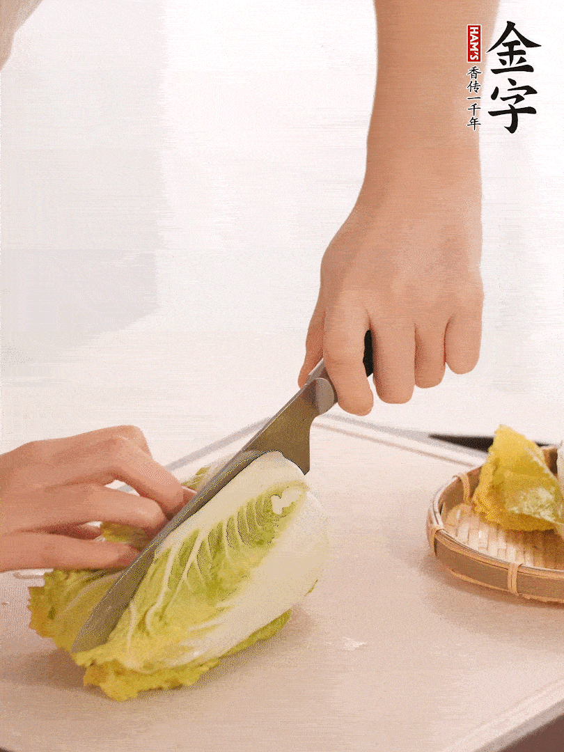 生姜切末，白菜改刀成成块。