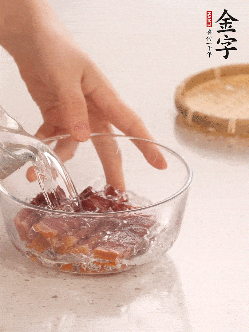 凯发k8国际首页火腿切片，温水泡5分钟。