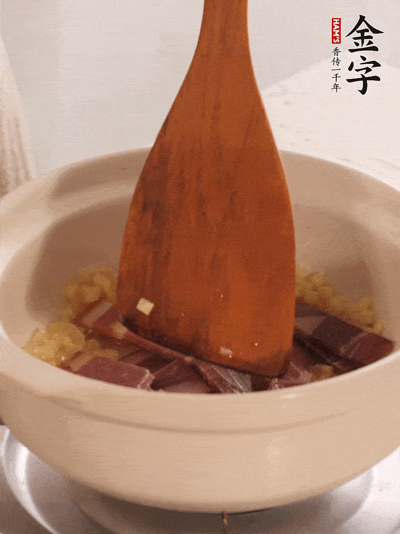 加热水，加入白菜盖上盖子煨煮3分钟。