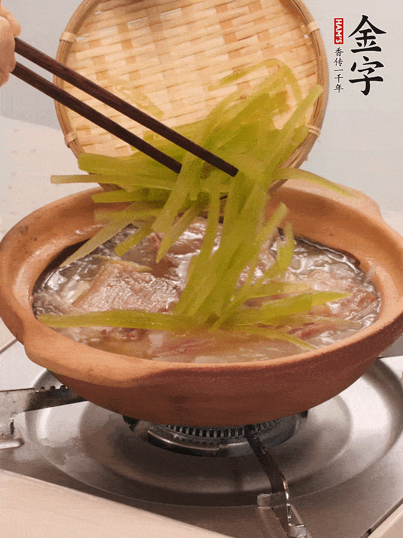 倒入热水煮开后，转小火炖煮10分钟，呈奶白色汤底。