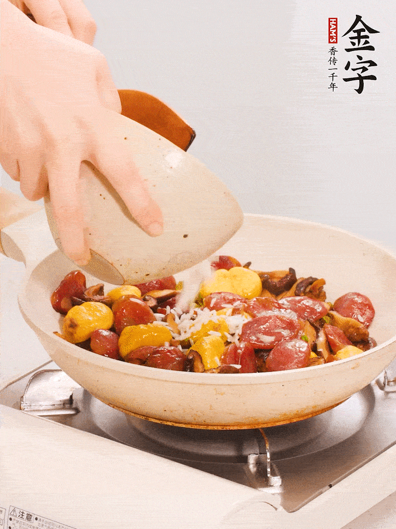 把米淘洗干净，放入切好的香菇、板栗、毛豆。