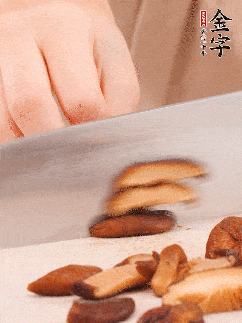 干香菇泡发，切成小块。
