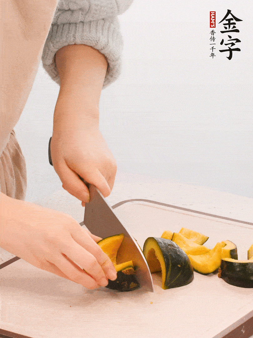 贝贝南瓜切小块，生姜切成姜丝。